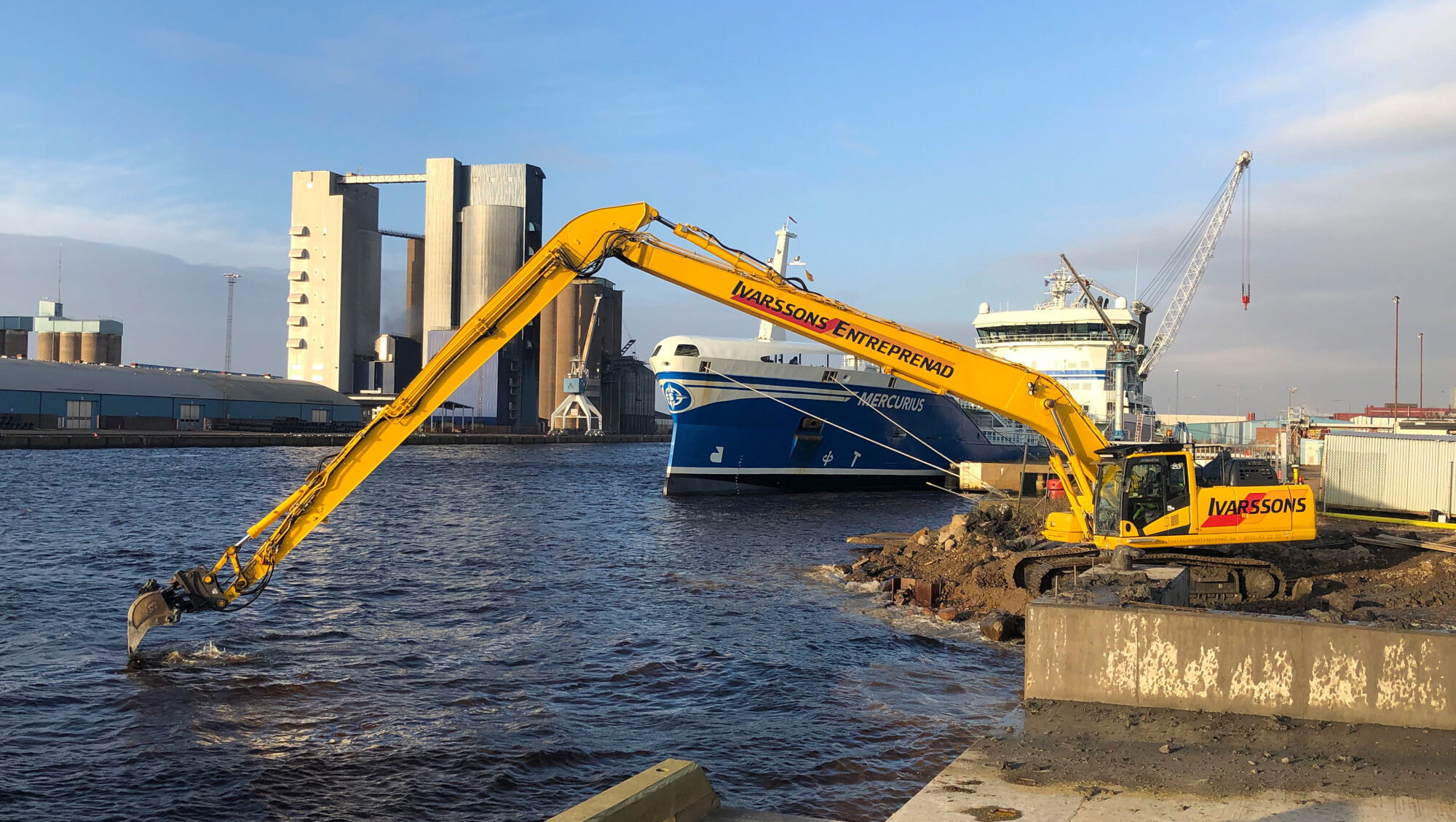Komatsu PC360 11-SLF i hamnen