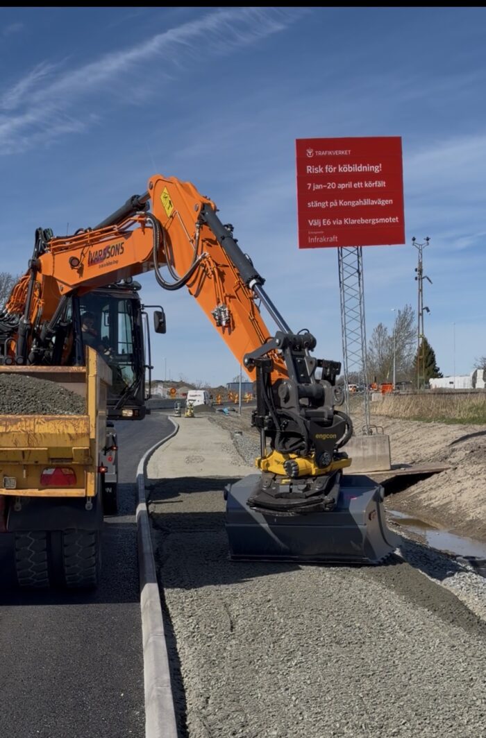 Develon DX165 WR Hjulgrävare jämnar ut material till den nya busshållsplatsen i Gunnesby, Säve åt Infrakraft